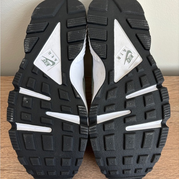 Nike Air Huarache SE Mica Green - Picture 9 of 15